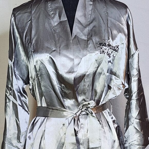 Robe N Hood Grey Silver Poly Namaste In Bed Motif Mid Sleeve Robe w/Belt Sz OSFM - Picture 2 of 16